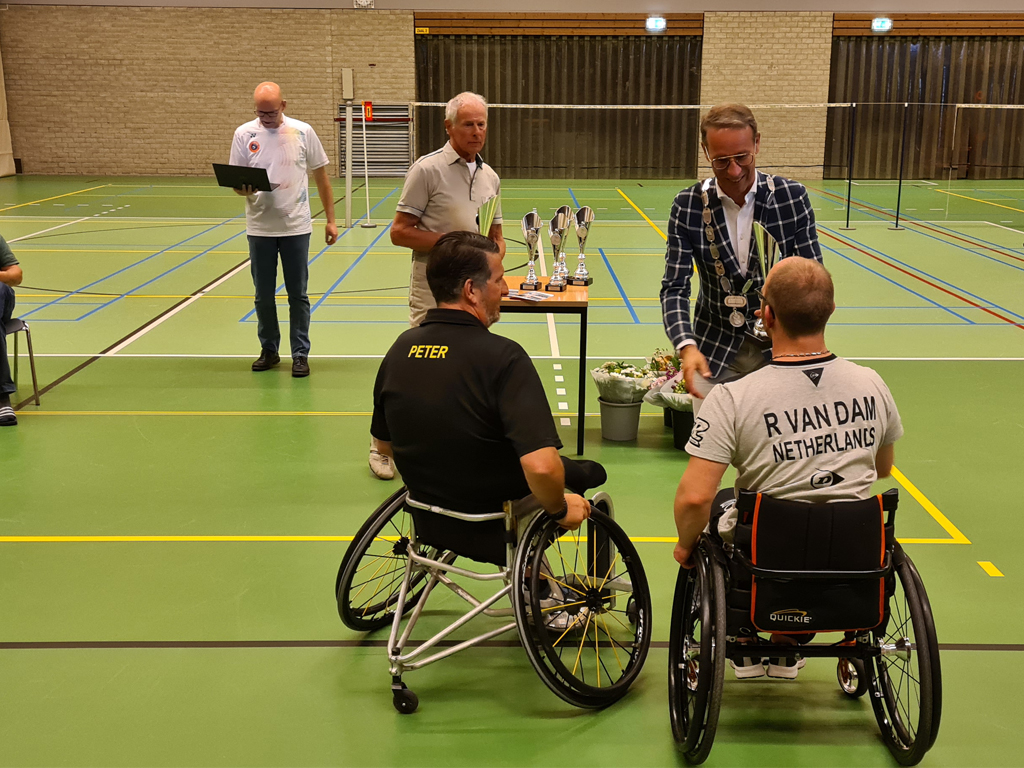 Burgemeester reikt prijzen uit op Para-Badminton Toernooi 2022